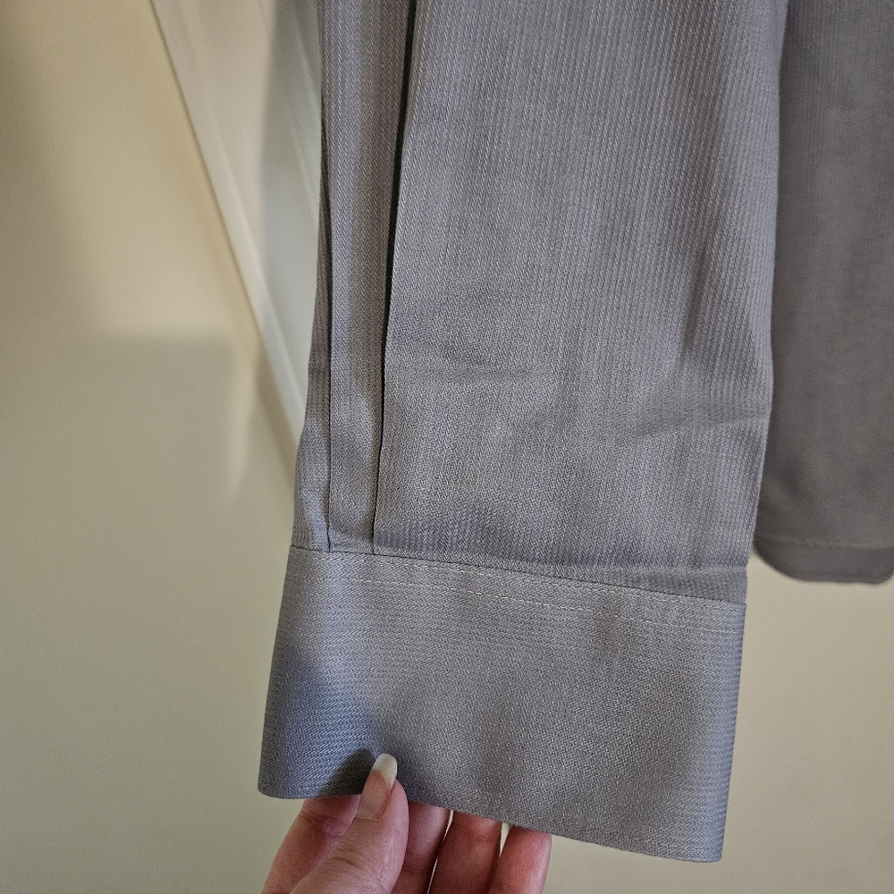 Van Heusen Size 17.5 (34-35) Classic Fit Pin Cord Button Down Shirt - Picture 4 of 8